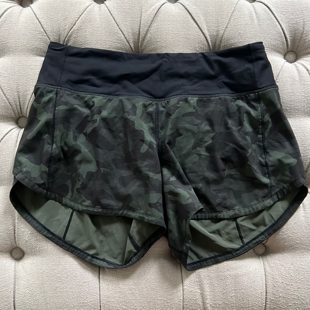 Lululemon mid rise 4” speed up shorts. Size 6